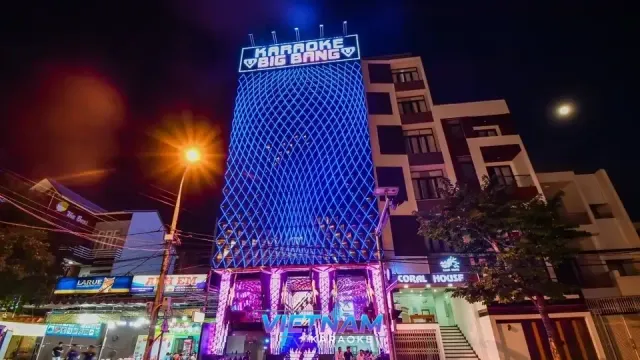 다낭 빅뱅 가라오케 입구와 간판
