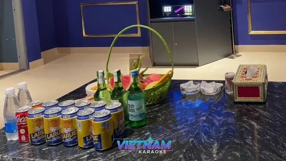 다낭 BMW 가라오케 세트 테이블: 맥주·소주와 과일 안주