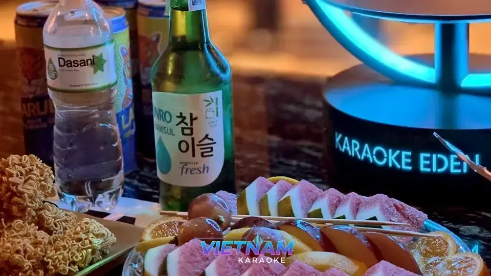 다낭 에덴 가라오케 세트 테이블: 맥주·소주와 과일 안주