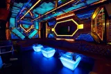 다낭 하이롱민 가라오케 (호앙롱 KTV) KARAOKE 조명 간판과 LED 테이블의 룸