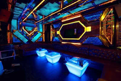 다낭 하이롱민 가라오케 (호앙롱 KTV) KARAOKE 조명 간판과 LED 테이블의 룸