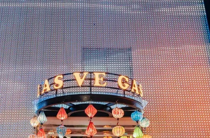 다낭 라스베가스 가라오케 (ADM KTV) LAS VEGAS 간판과 등불 장식 입구 외관
