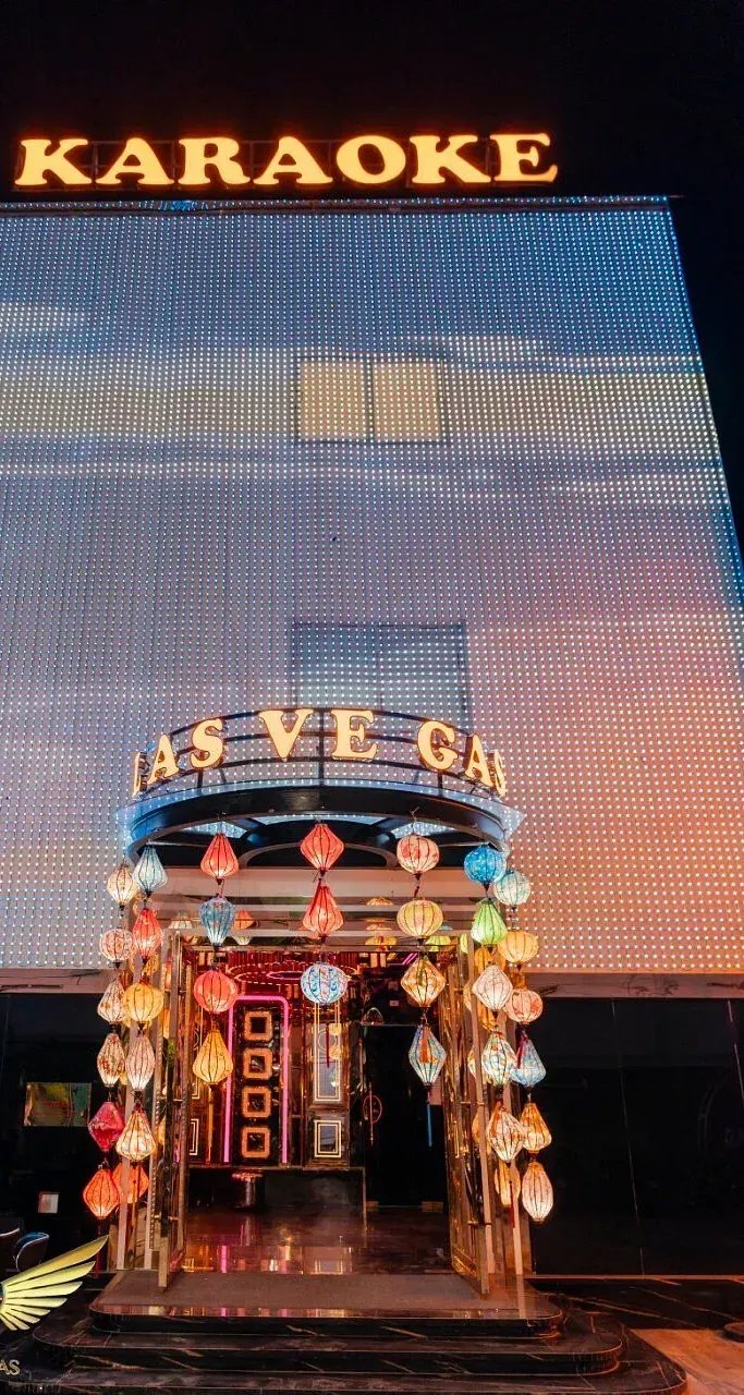 다낭 라스베가스 가라오케 (ADM KTV) LAS VEGAS 간판과 등불 장식 입구 외관