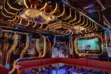 다낭 라스베가스 가라오케 (ADM KTV) 금빛 라인 조명과 스크린이 있는 룸