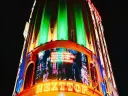 다낭 넥스트탑 럭셔리 가라오케 건물 외관과 NEXTTOP 간판 야경