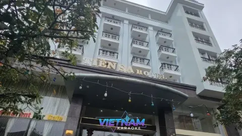 다낭 넘버원 가라오케 입구와 간판