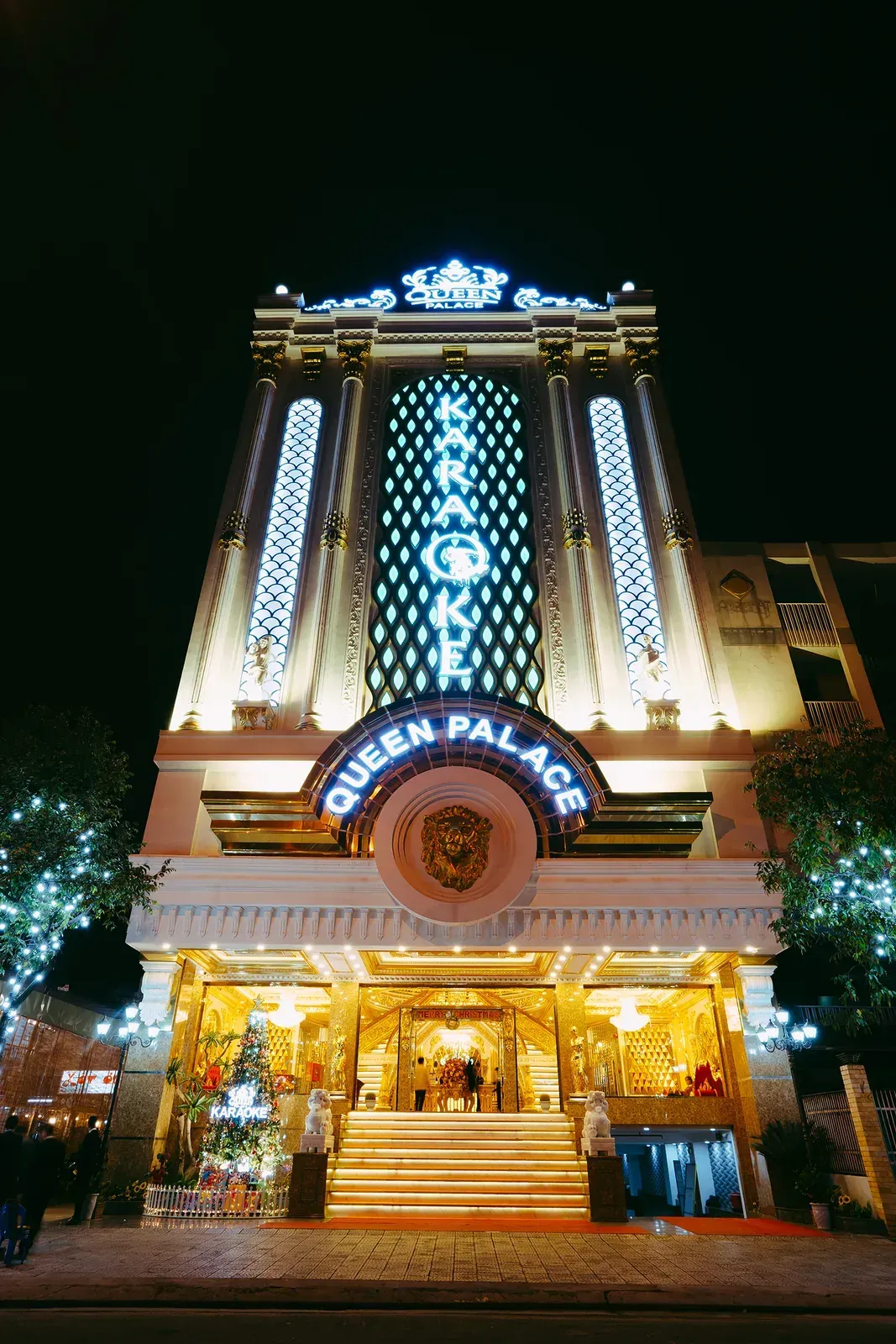 다낭 퀸 팰리스 가라오케 QUEEN PALACE 간판이 있는 건물 외관 야경
