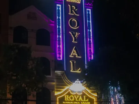 다낭 로열 가라오케 클럽 ROYAL·KARAOKE 네온 간판이 켜진 건물 외관 야경