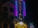 다낭 로열 가라오케 클럽 ROYAL·KARAOKE 네온 간판이 켜진 건물 외관 야경