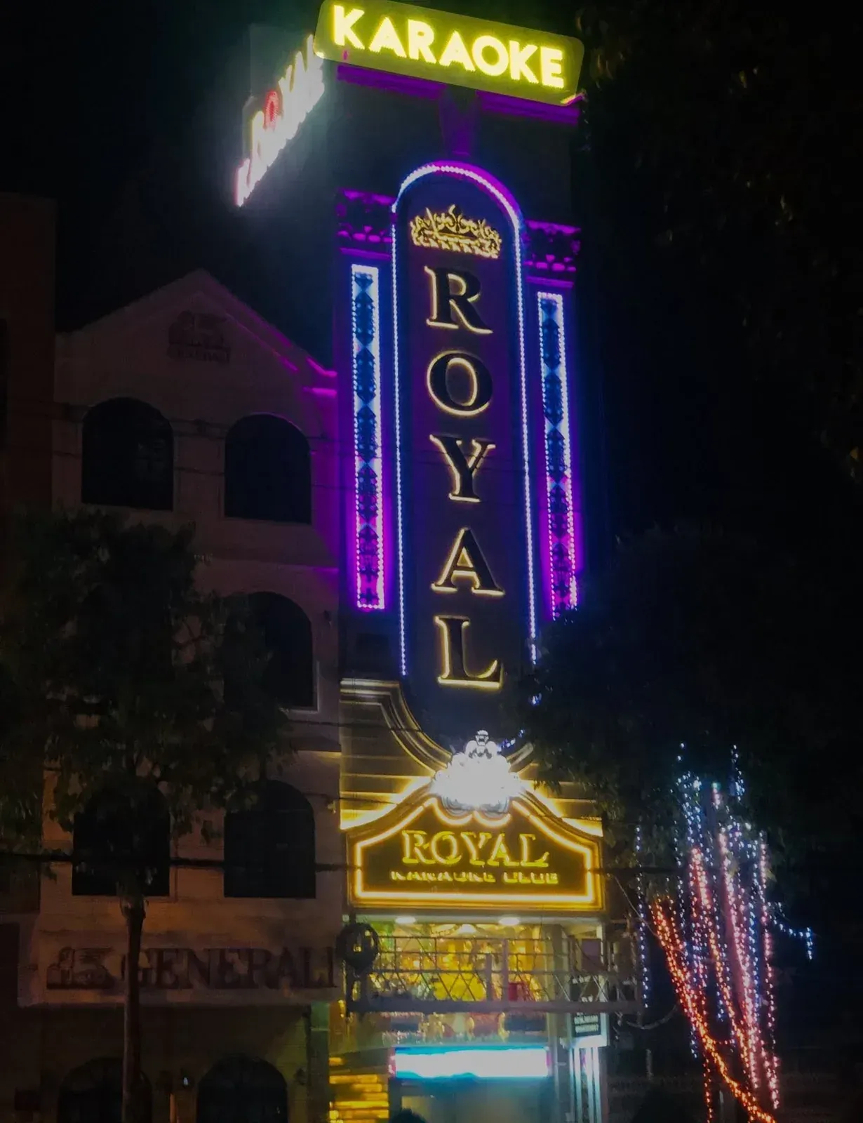 다낭 로열 가라오케 클럽 ROYAL·KARAOKE 네온 간판이 켜진 건물 외관 야경