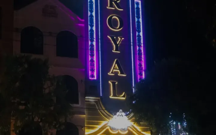 다낭 로열 가라오케 클럽 ROYAL·KARAOKE 네온 간판이 켜진 건물 외관 야경