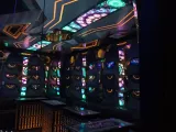 다낭 로열 가라오케 클럽 LED 천장과 ROYAL 로고 테이블이 있는 룸