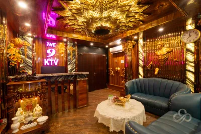 다낭 더 나인 가라오케 (THE 9) THE 9 KTV 간판이 있는 로비 라운지