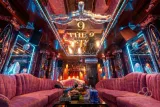 다낭 더 나인 가라오케 (THE 9) THE 9 로고 조명이 있는 붉은 소파 룸