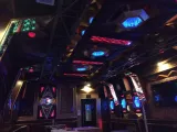 다낭 X8 클럽 노래방 (S18) 철골 트러스 천장과 육각 LED 조명이 있는 VIP 룸